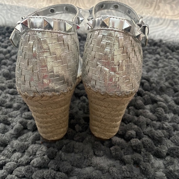 Marc Fisher Rattan Wedge Studded Strap Sandals NEW WITHOUT TAGS/BOX - Picture 2 of 9